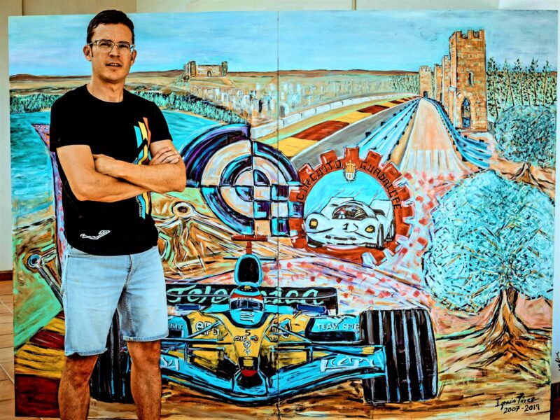 Ignacio Pérez, con una de sus obras