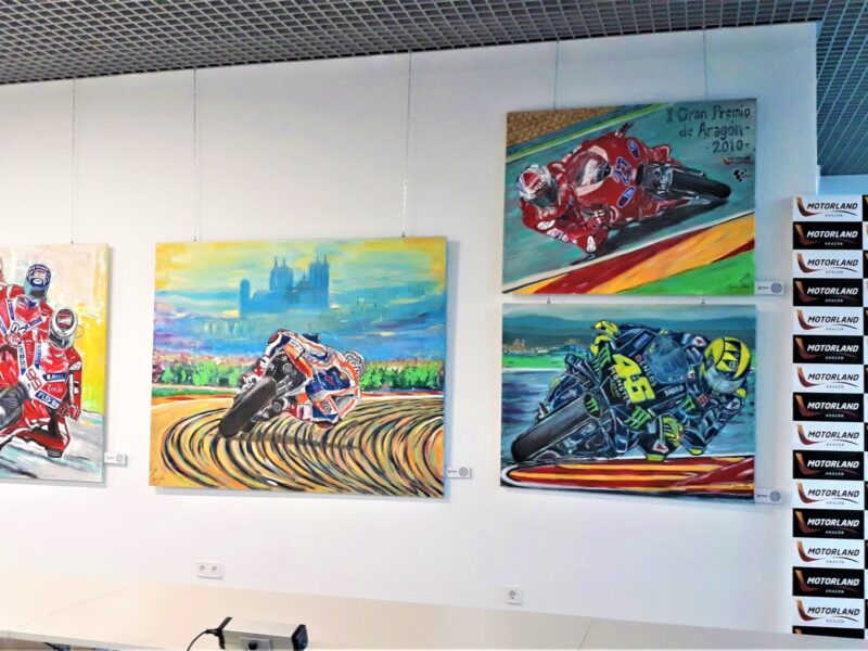 Sala de prensa Motorland de Aragón, con la exposición de Ignacio