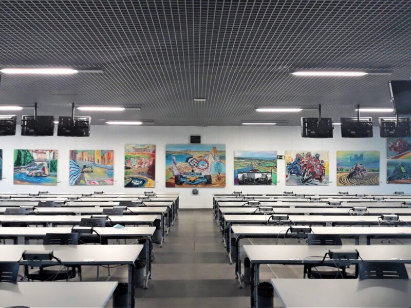 Sala de prensa Motorland de Aragón, con la exposición de Ignacio