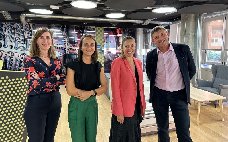 Diseño sin título (24) De izda. a dcha.: Begoña García, María Gil y Mary Paz Adán, gestoras de la relación comercial entre Enagás y Synergreen, y Antonio Melcón, socio de Synergreen