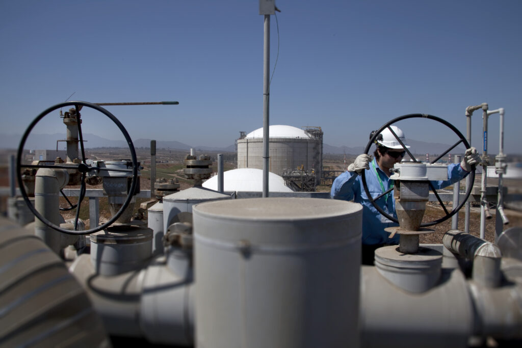 Un operario en las instalaciones de la planta de regasificación GNL Quintero